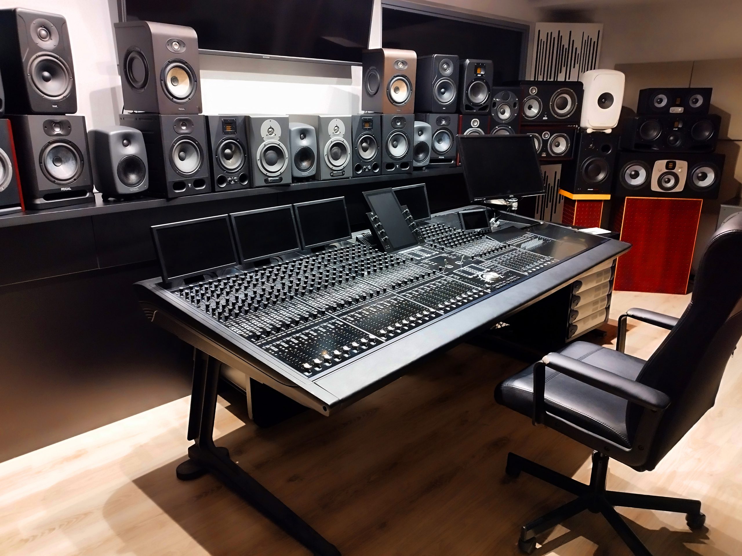 altavoces s6 sesaudio avidS6 with monitors 01